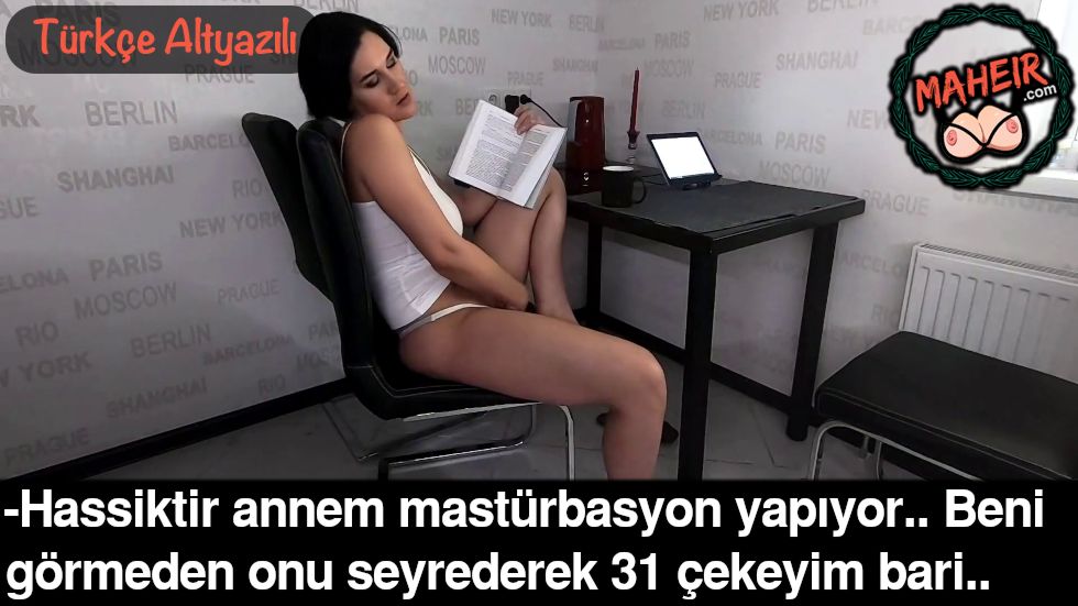 Annem Onu İzlediğimden Habersiz Bir Şekilde Amını Okşuyor