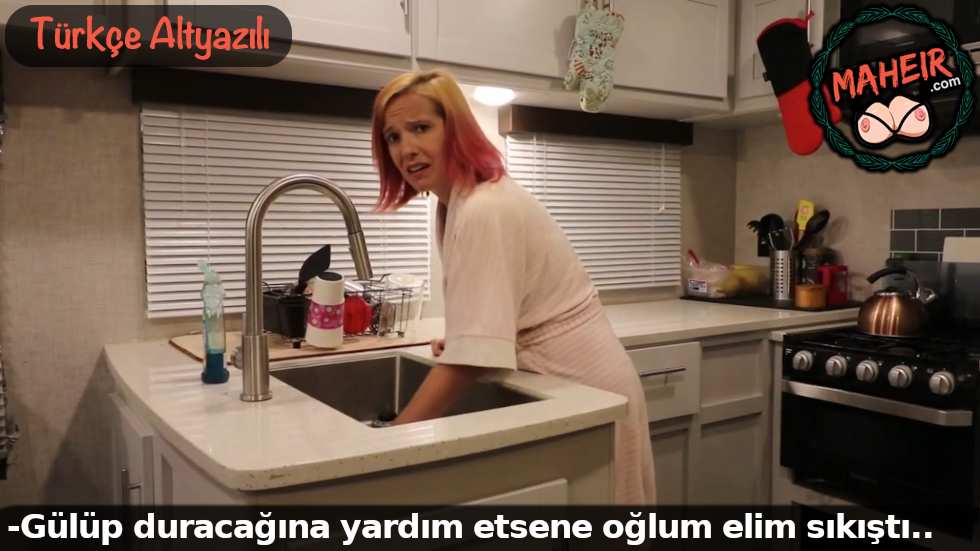 Elini lavaboya sıkıştıran annemden faydalandım Altyazılı